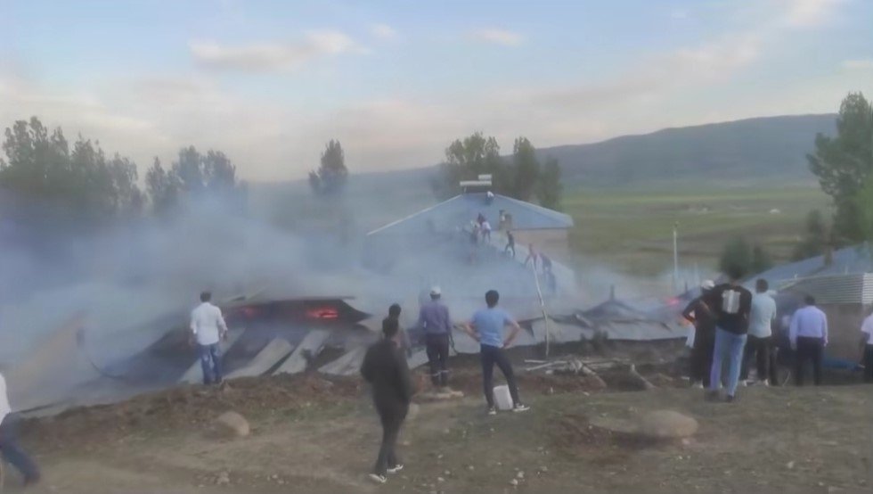 Özalp’ta ev ve ahır yangını