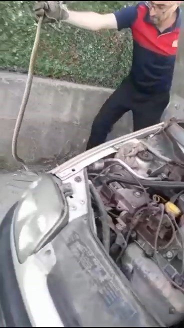 Motora giren yılan güçlükle çıkarıldı