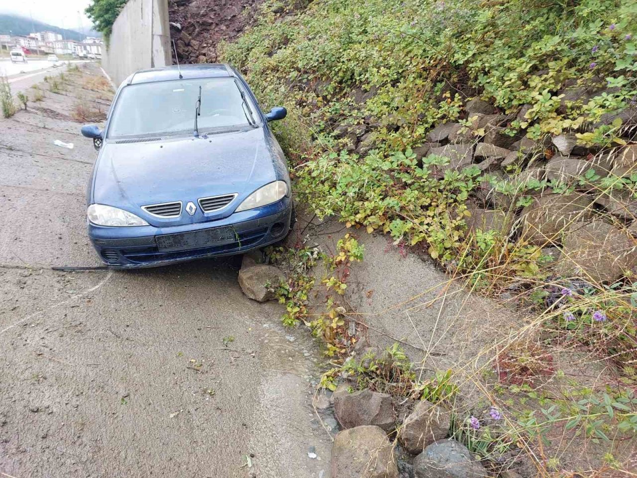 Lastiği patlayan otomobil su kanalına düştü: 3 yaralı
