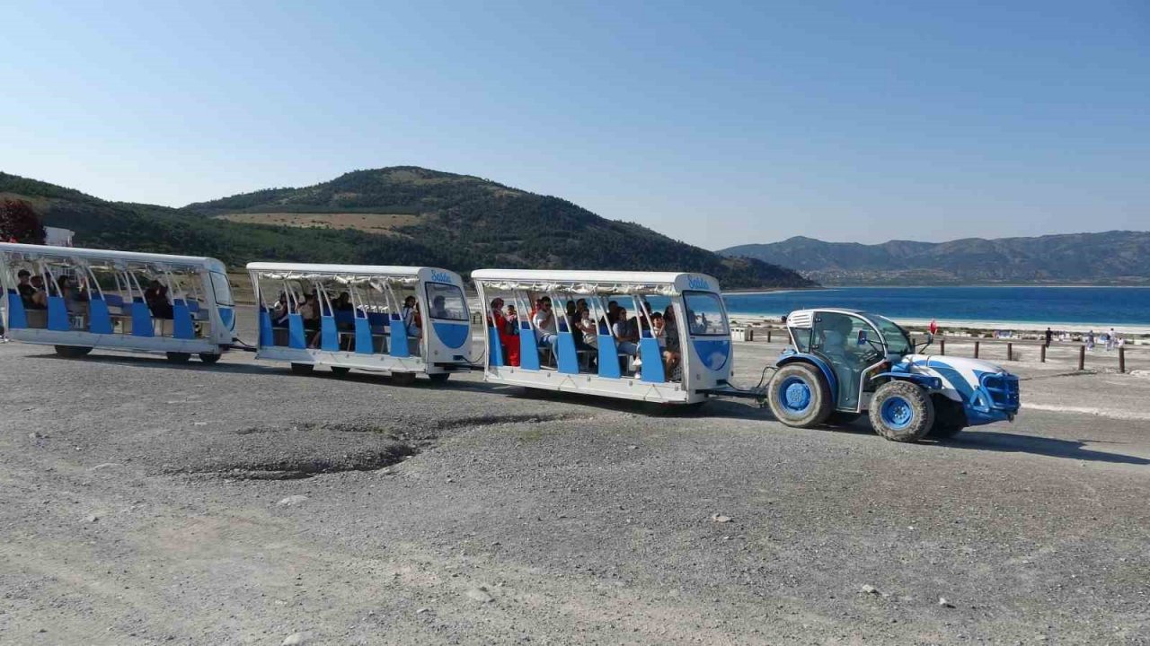 Türkiye’nin Maldivleri Salda Gölü’ne bayramda ziyaretçi akını