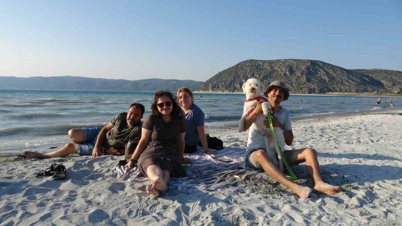 Türkiye’nin Maldivleri Salda Gölü’ne bayramda ziyaretçi akını