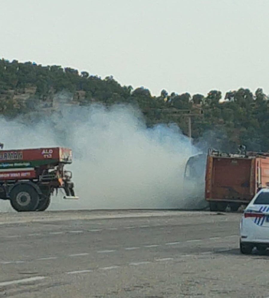 Saman yüklü kamyon yandı