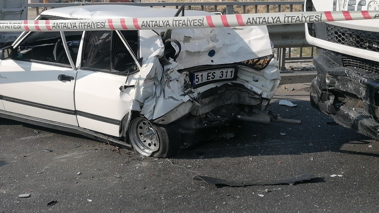 Kamyon, çarpıp sürüklediği otomobili bariyerlerle arasına sıkıştırdı: 4 yaralı