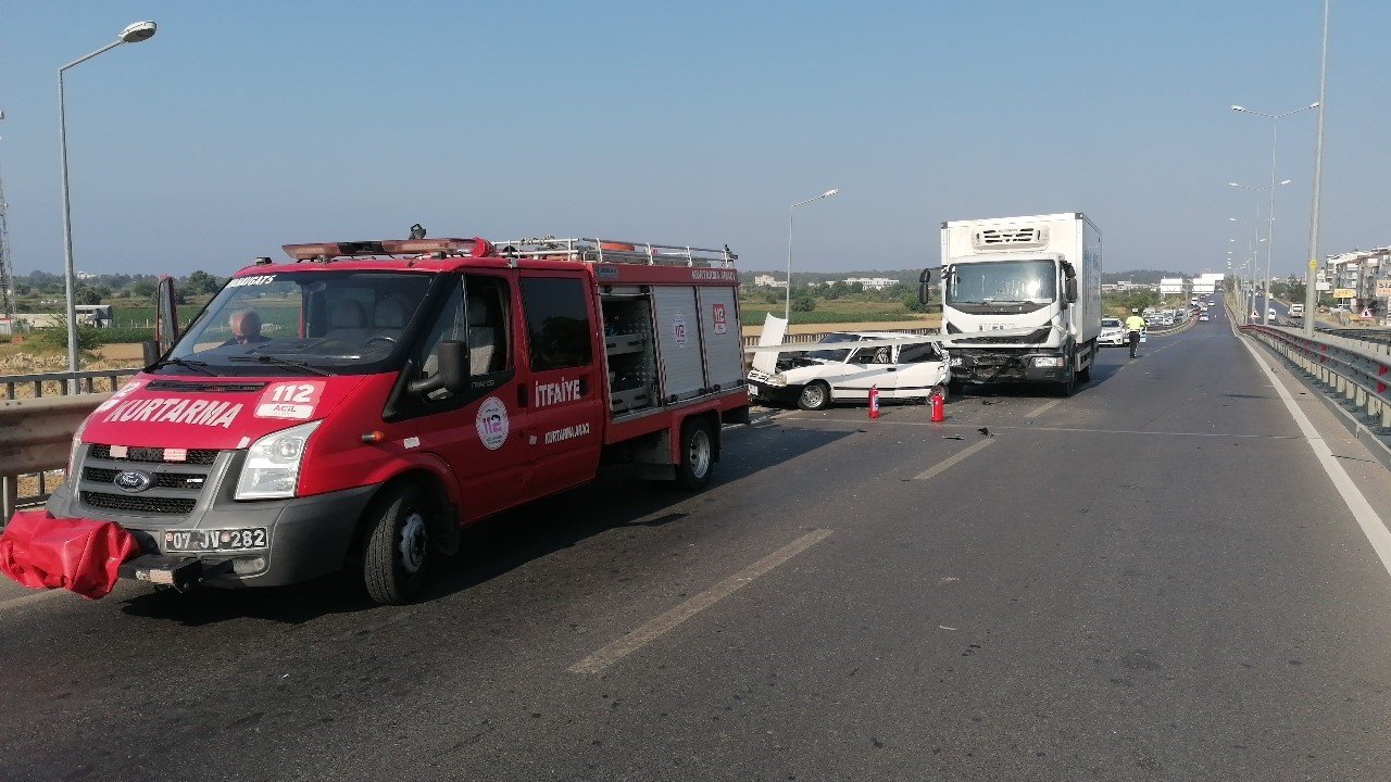 Kamyon, çarpıp sürüklediği otomobili bariyerlerle arasına sıkıştırdı: 4 yaralı
