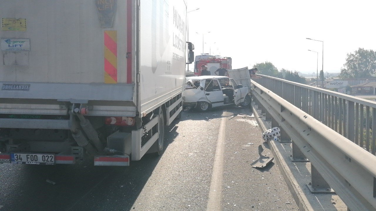 Kamyon, çarpıp sürüklediği otomobili bariyerlerle arasına sıkıştırdı: 4 yaralı