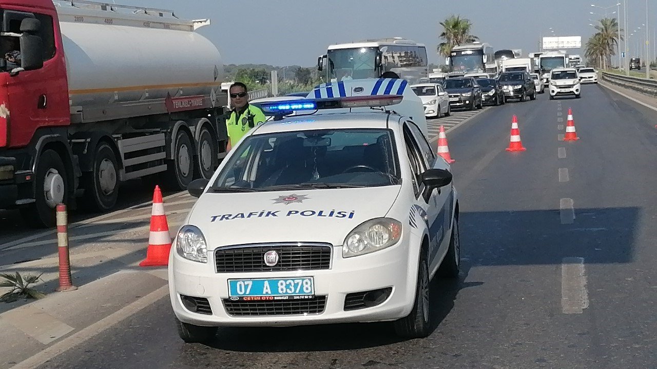 Kamyon, çarpıp sürüklediği otomobili bariyerlerle arasına sıkıştırdı: 4 yaralı