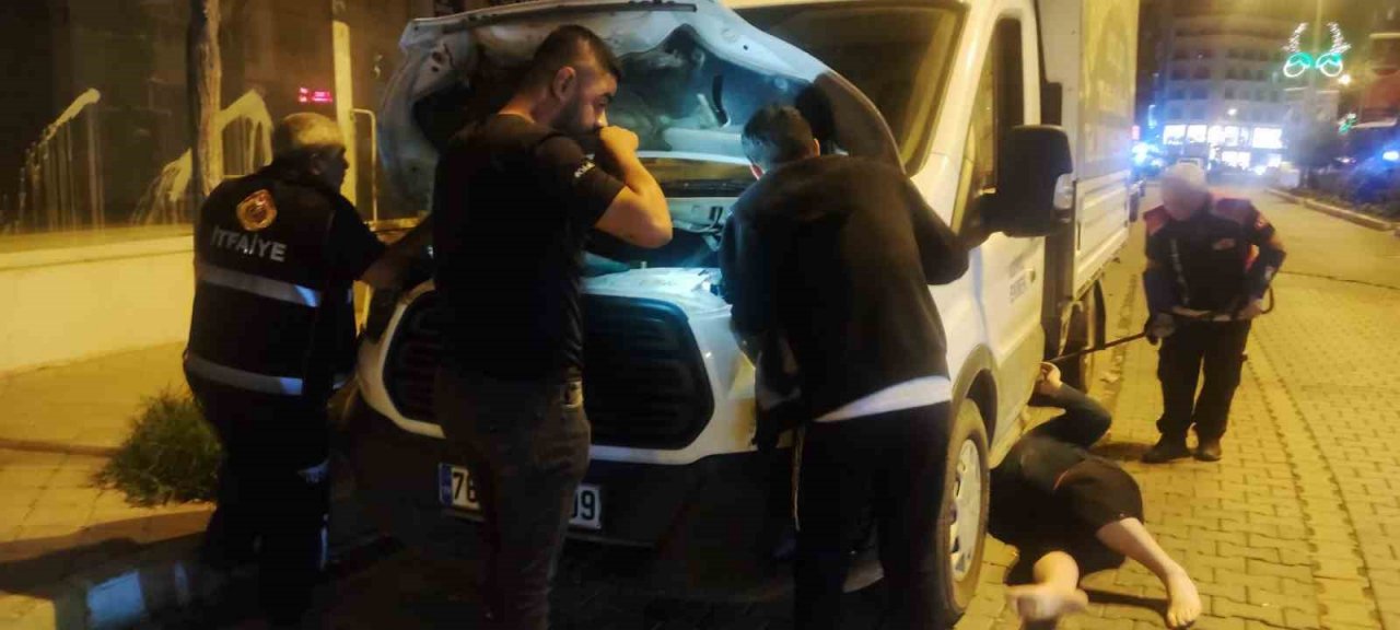 Aracın motoruna giren inatçı kedi yavrusu, tüm çabaya rağmen çıkmadı