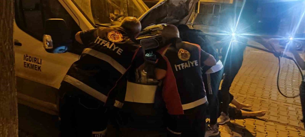 Aracın motoruna giren inatçı kedi yavrusu, tüm çabaya rağmen çıkmadı