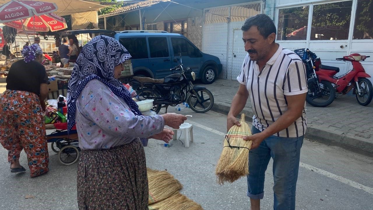 Asırlık ot süpürgeler, son teknoloji rakiplerine karşı direniyor