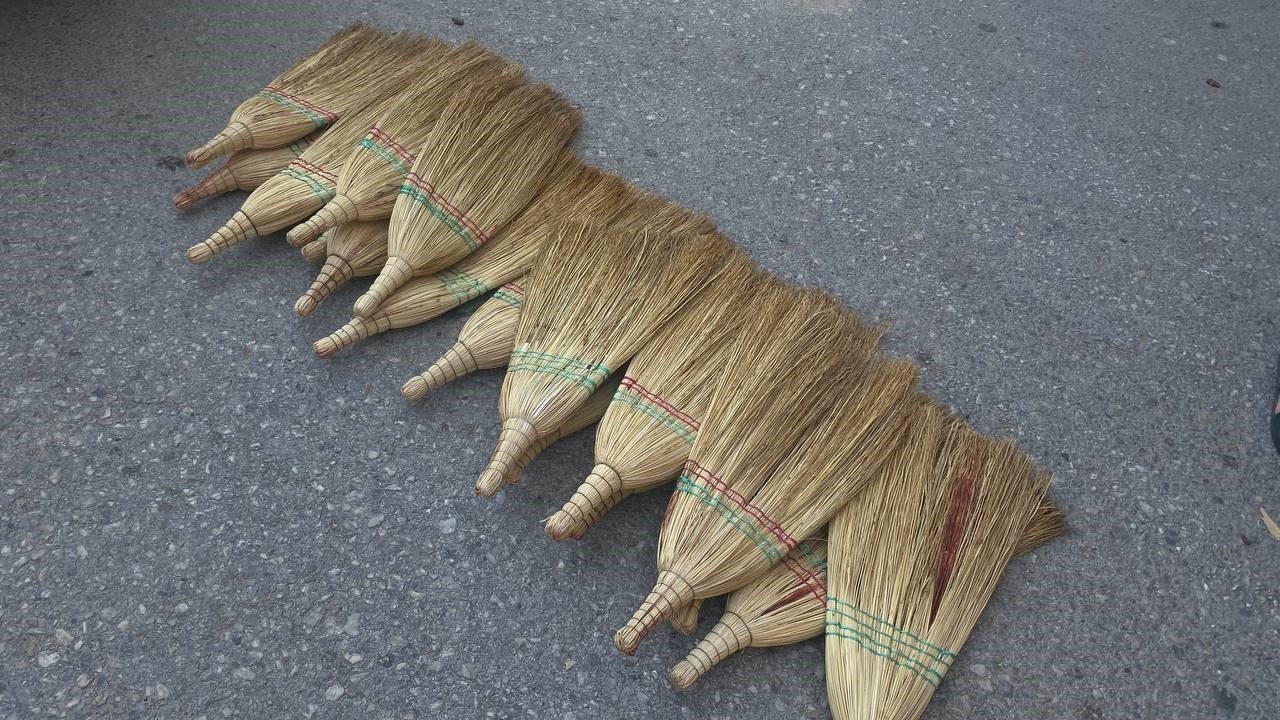 Asırlık ot süpürgeler, son teknoloji rakiplerine karşı direniyor