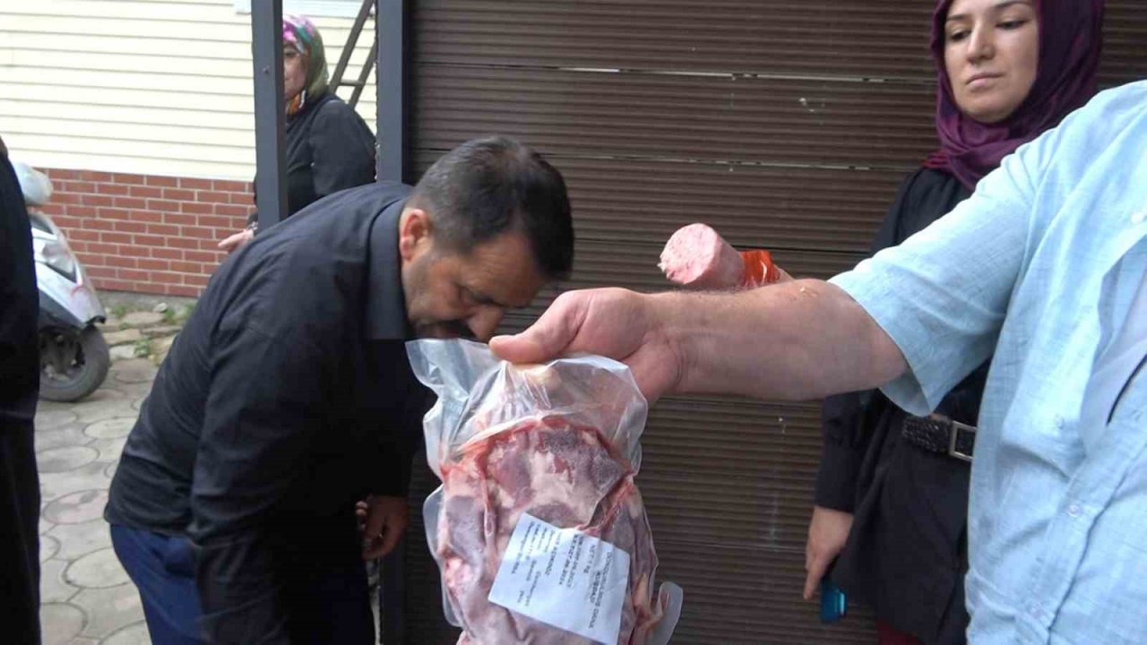 Kurbanlık danaya girdiler, sosis teslim edilince isyan çıkardılar...Tonlarca et imha edildi