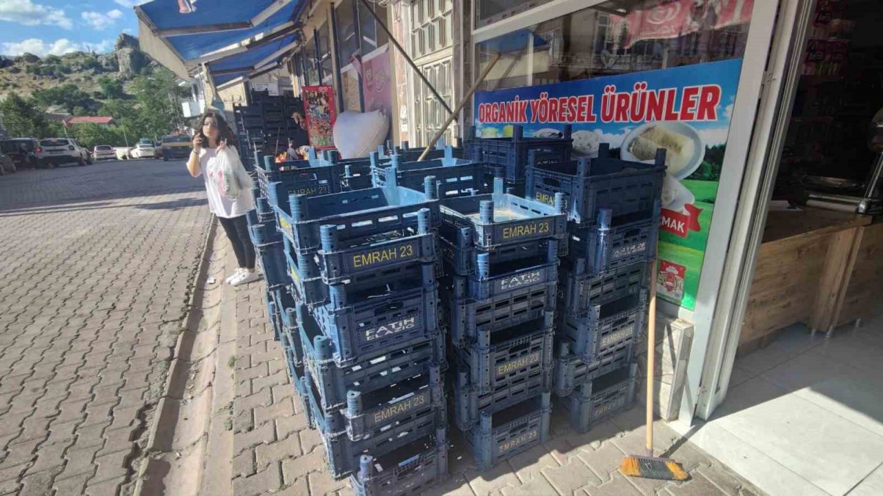 Bayramda nüfusu iki katına çıkan ilçede maket rafları boşaldı
