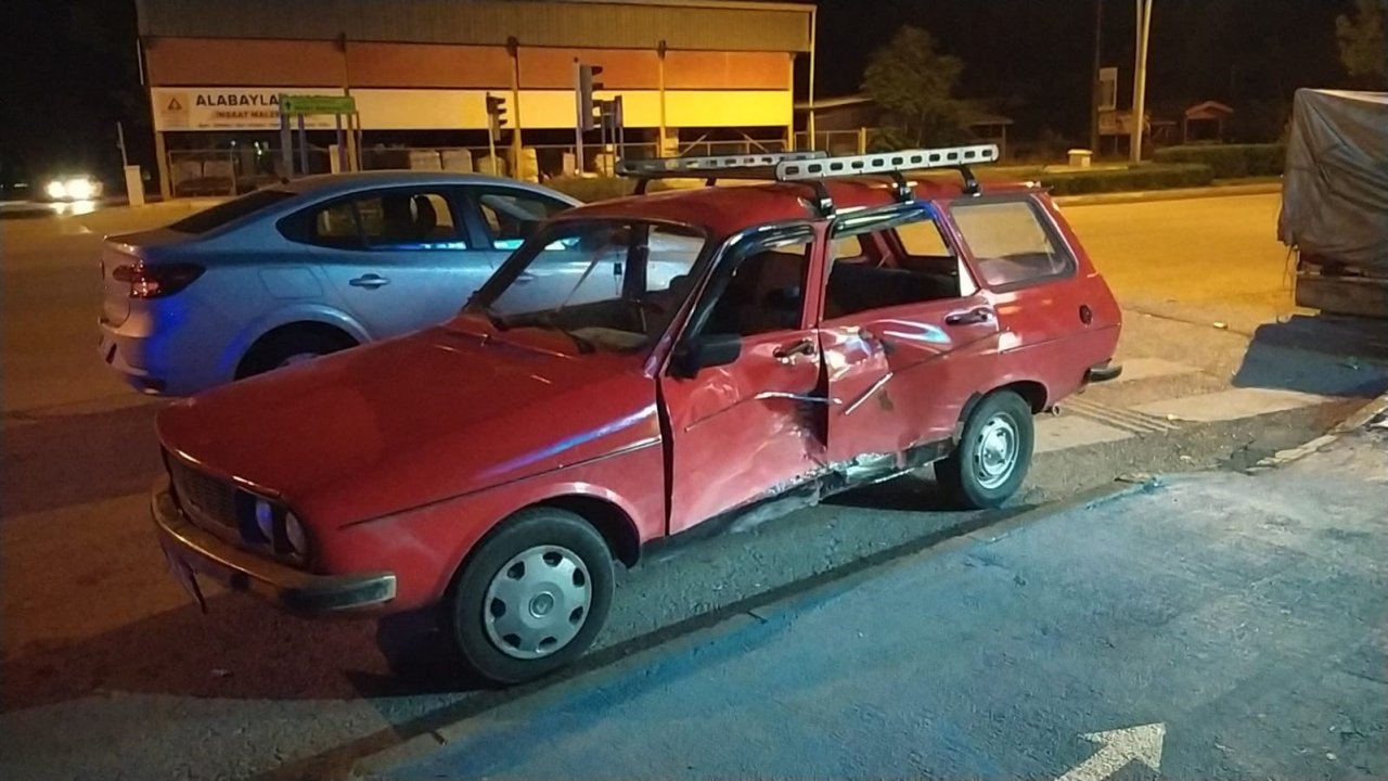 Çorum’da iki otomobil çarpıştı: 2 kişi yaralandı