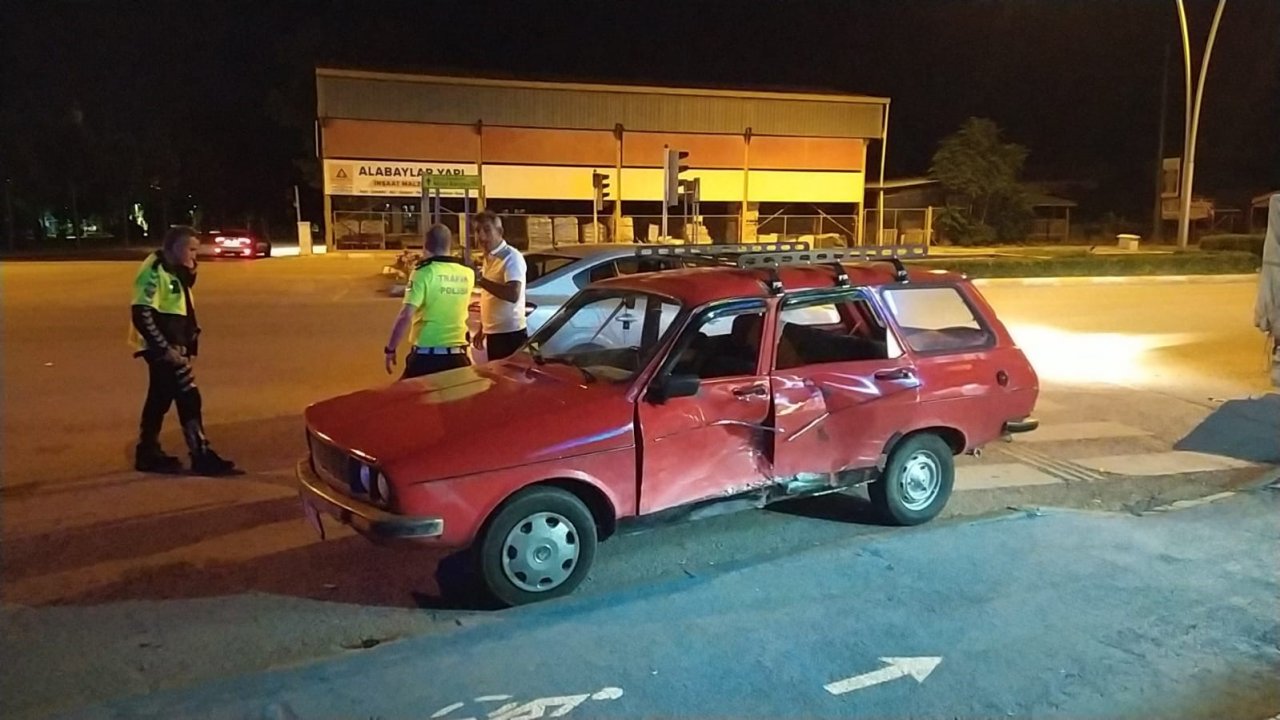 Çorum’da iki otomobil çarpıştı: 2 kişi yaralandı