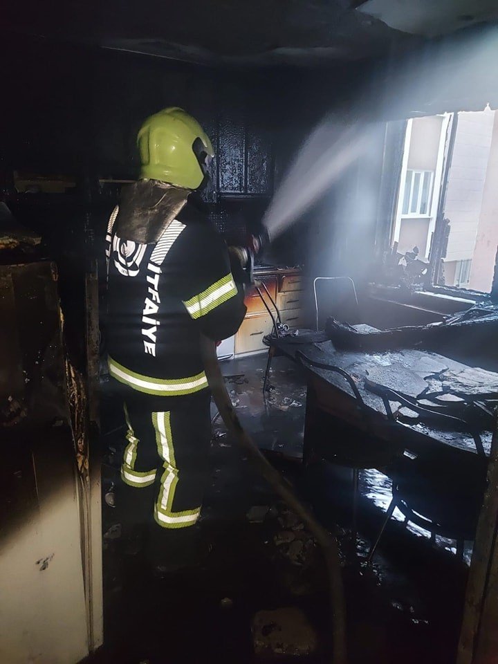 Merkezefendi’de ev yangını panik oluşturdu