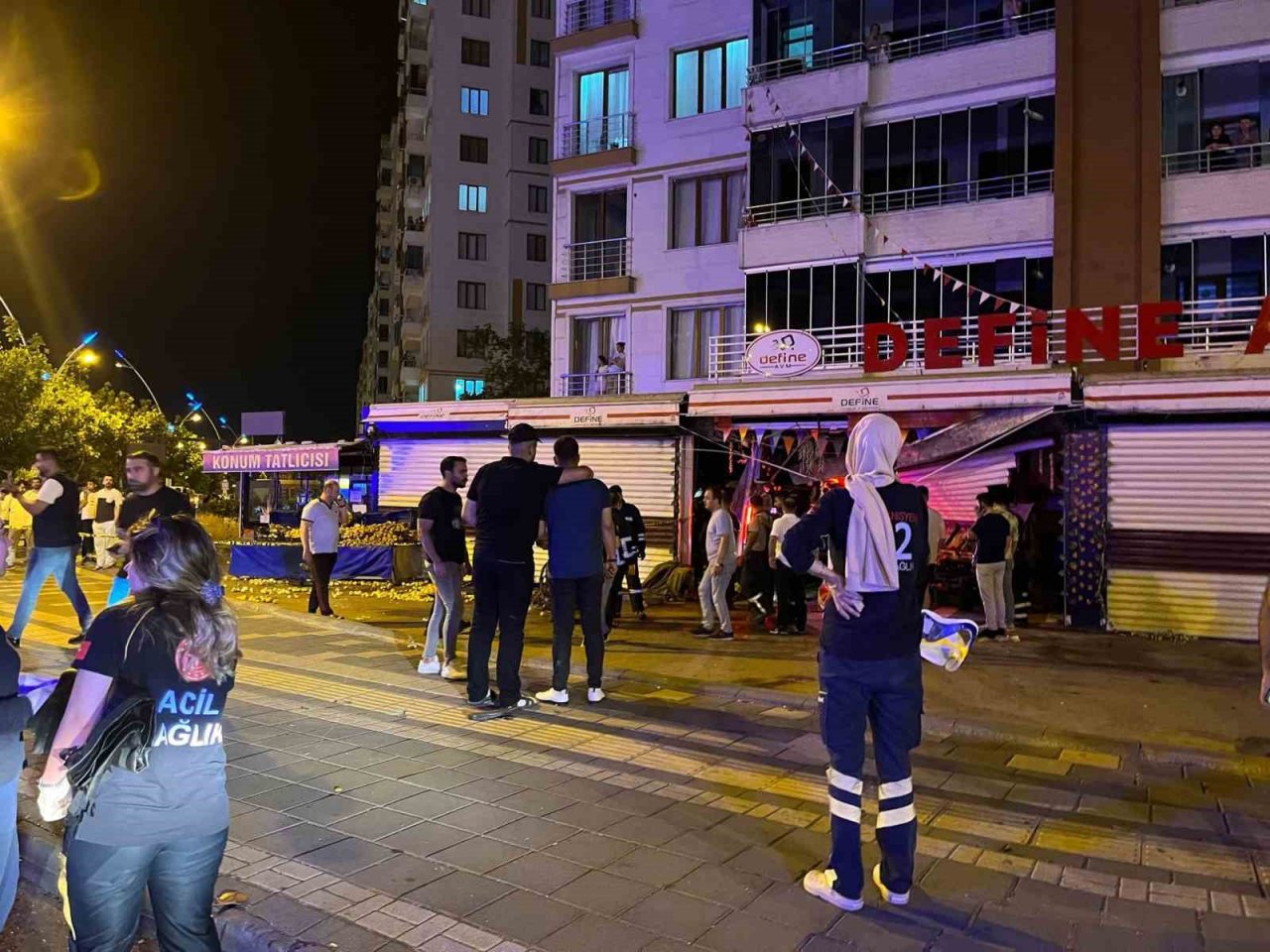 Diyarbakır’da kontrolden çıkan 2 otomobil markete daldı: 1 ölü, 5 yaralı