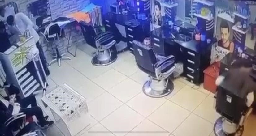 Deprem oluyor sandı, berberi birbirine kattı