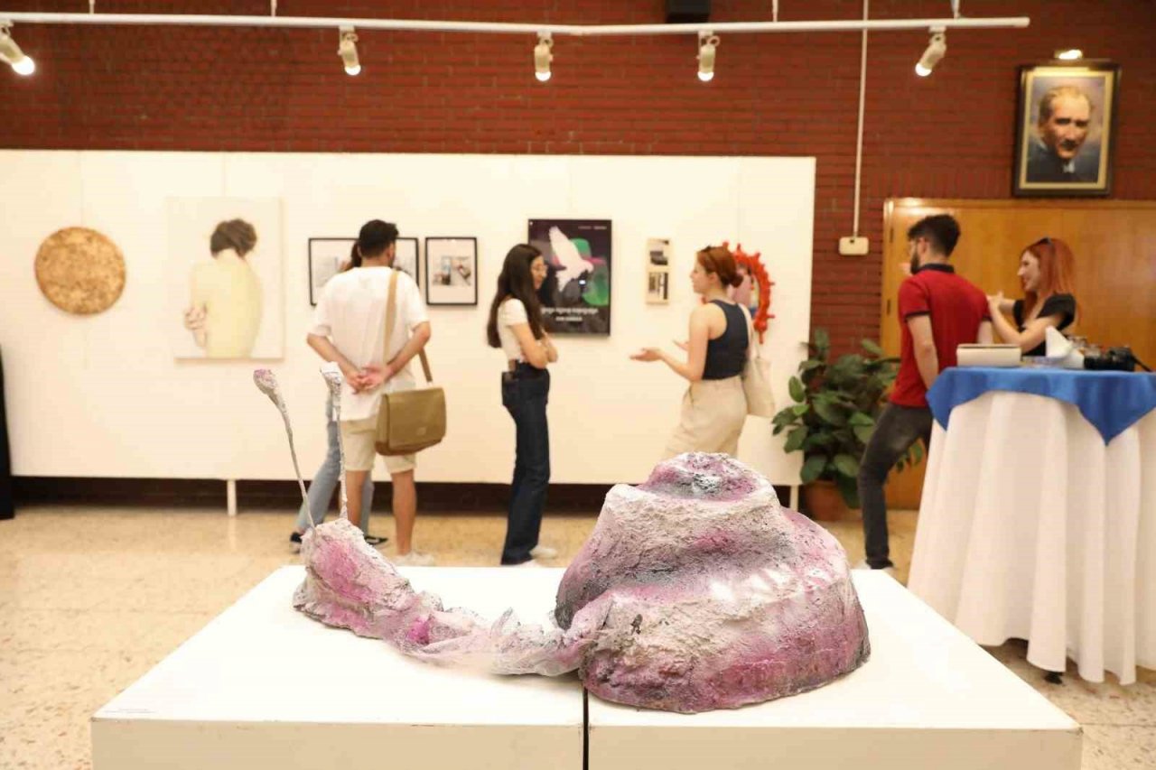 DEÜ’den "Zamansız" sergi