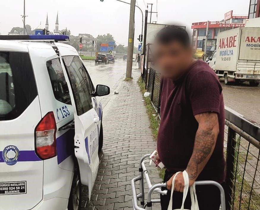 Zabıtaların yakaladığı dilenci yürüteçle geldi, yürüyerek çıktı