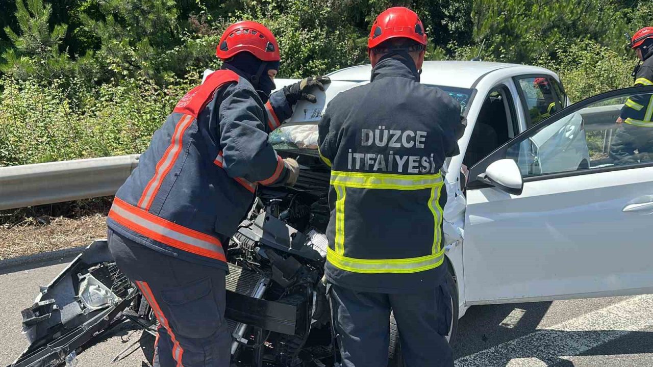 Otomobil çekiciye arkadan çarptı: 4 yaralı