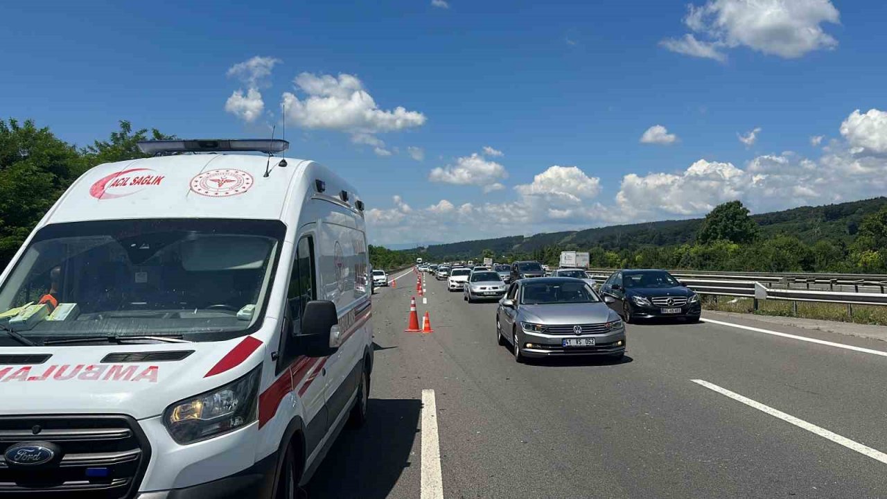 Otomobil çekiciye arkadan çarptı: 4 yaralı