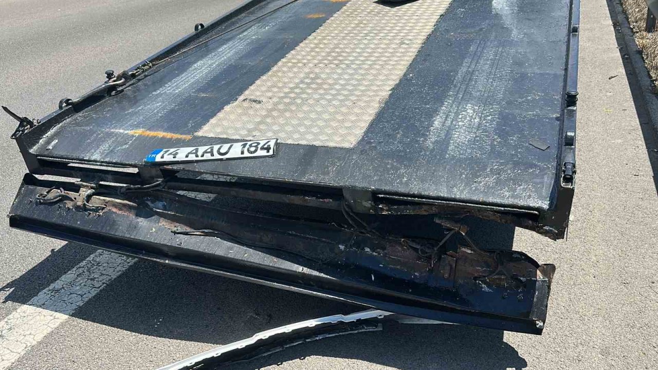 Otomobil çekiciye arkadan çarptı: 4 yaralı