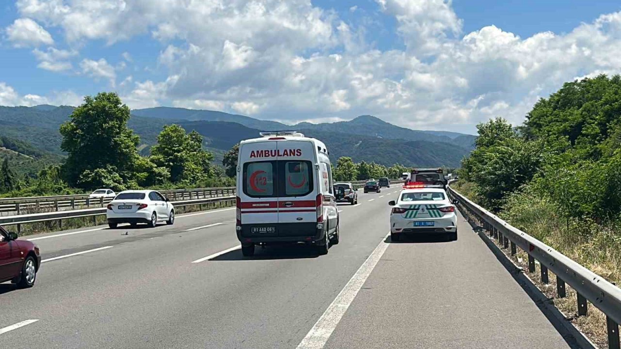 Otomobil çekiciye arkadan çarptı: 4 yaralı