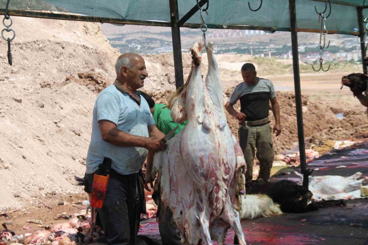 Elazığ’da bayramın üçüncü gününde kurban kesimleri devam etti