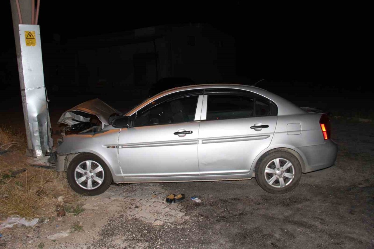 Elazığ’da kontrolden çıkan otomobil aydınlatma direğine çarptı: 6 yaralı