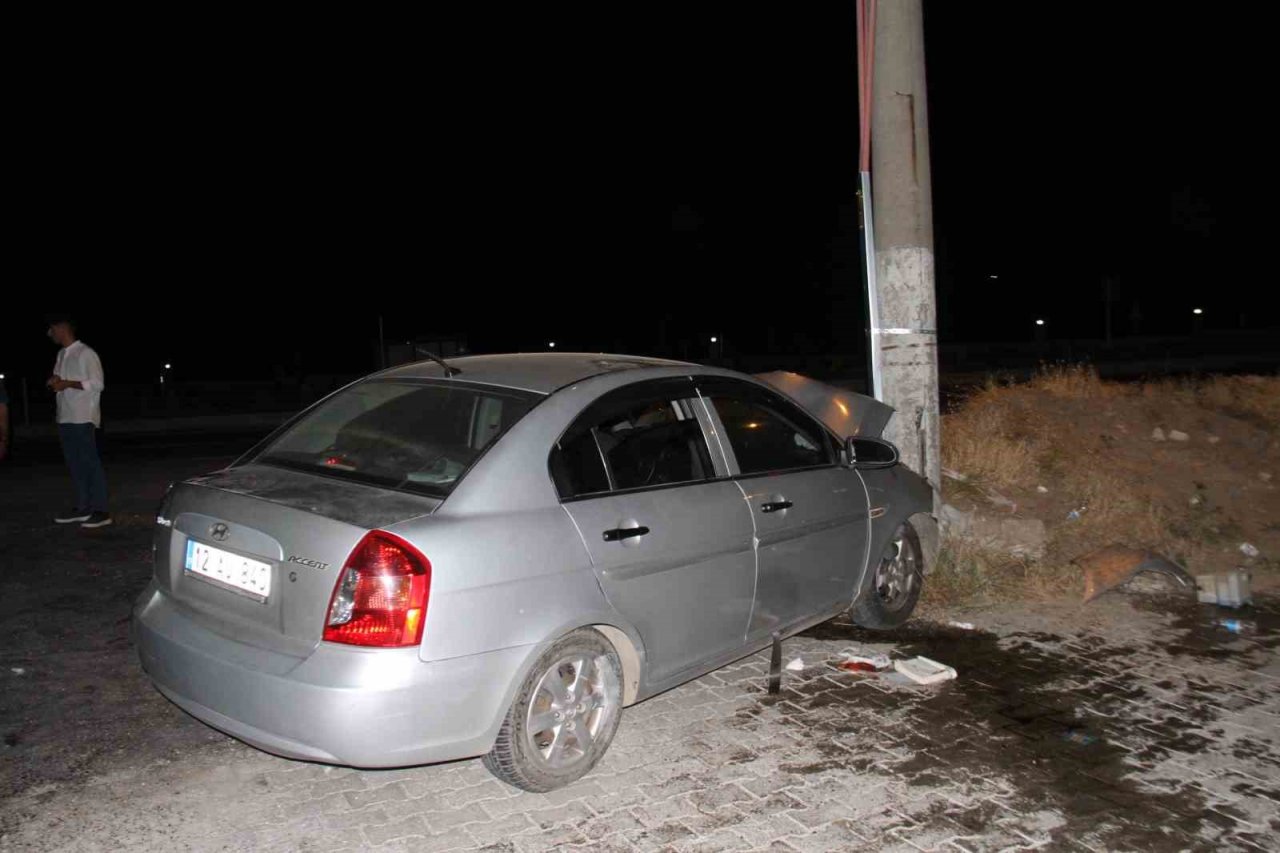 Elazığ’da kontrolden çıkan otomobil aydınlatma direğine çarptı: 6 yaralı
