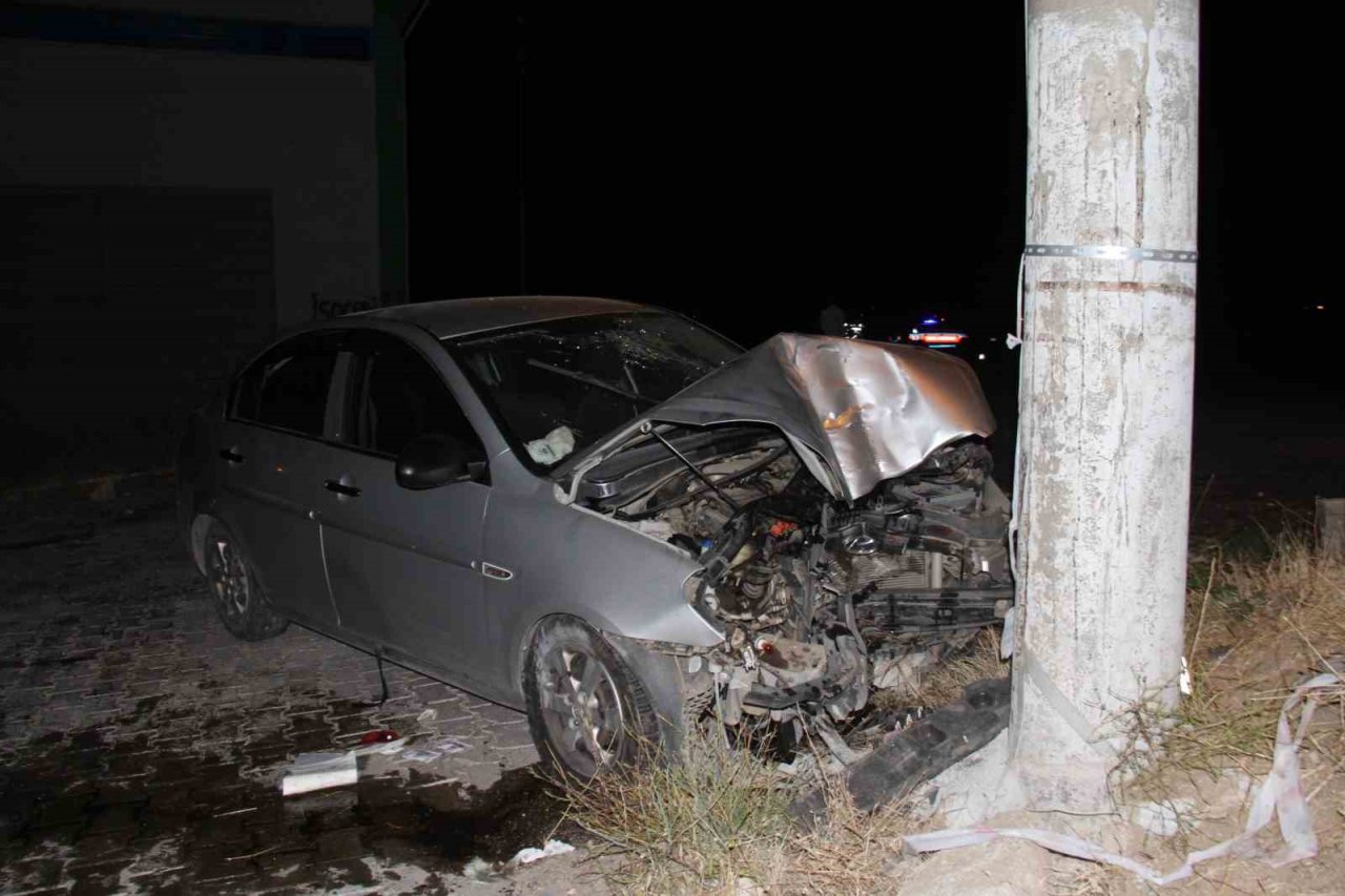 Elazığ’da kontrolden çıkan otomobil aydınlatma direğine çarptı: 6 yaralı