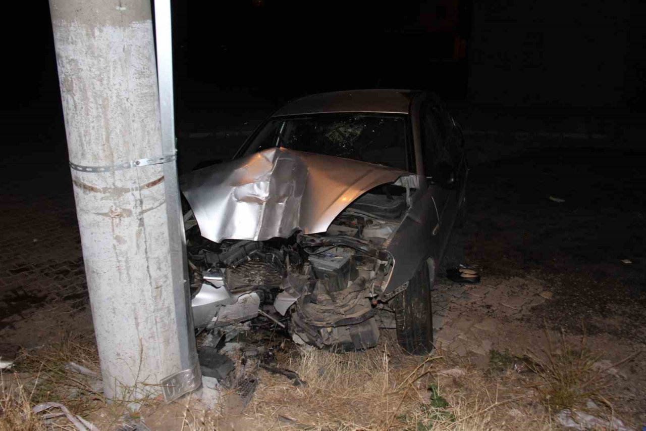 Elazığ’da kontrolden çıkan otomobil aydınlatma direğine çarptı: 6 yaralı