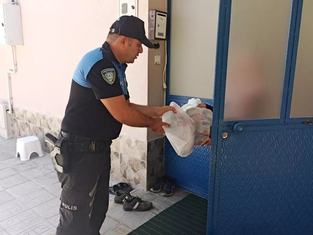 Erzincan polisi ihtiyaç sahibi ailelere kurban eti dağıttı