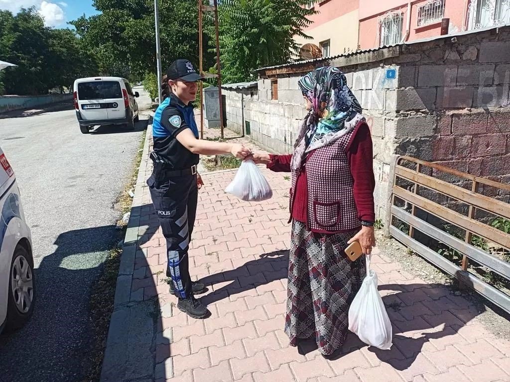 Erzincan polisi ihtiyaç sahibi ailelere kurban eti dağıttı