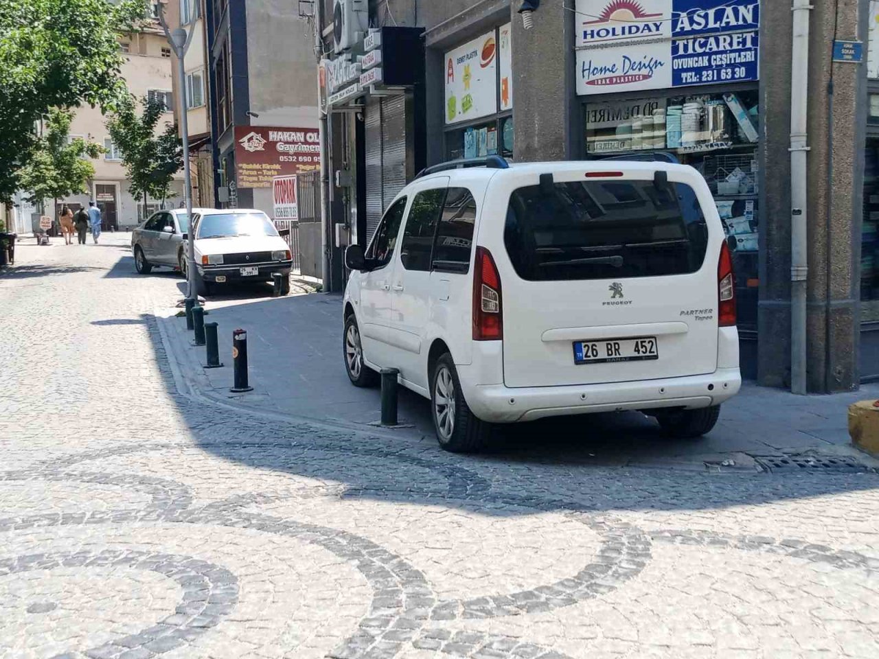 Boş buldukları her yeri park alanına çevirdiler