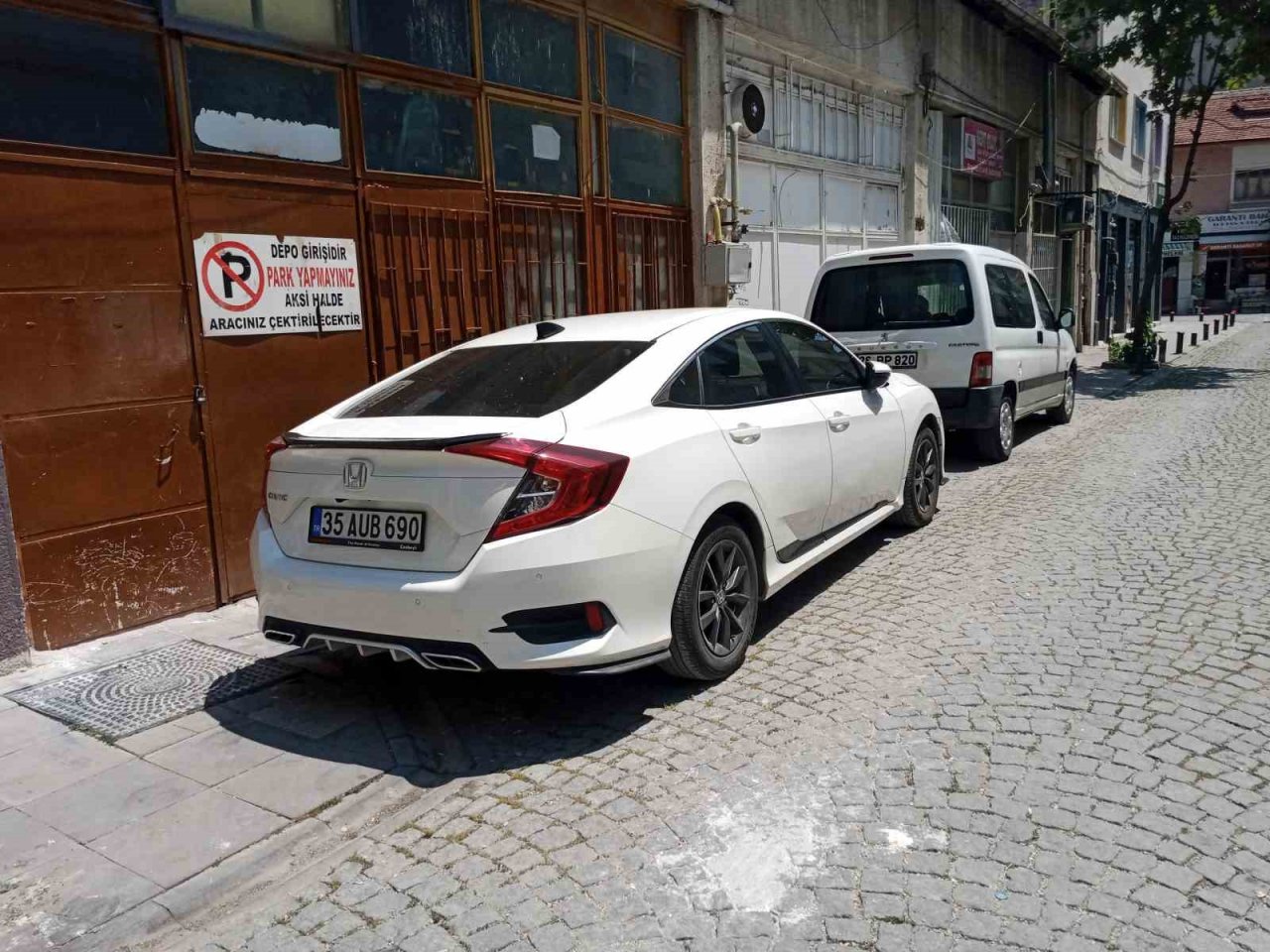 Boş buldukları her yeri park alanına çevirdiler