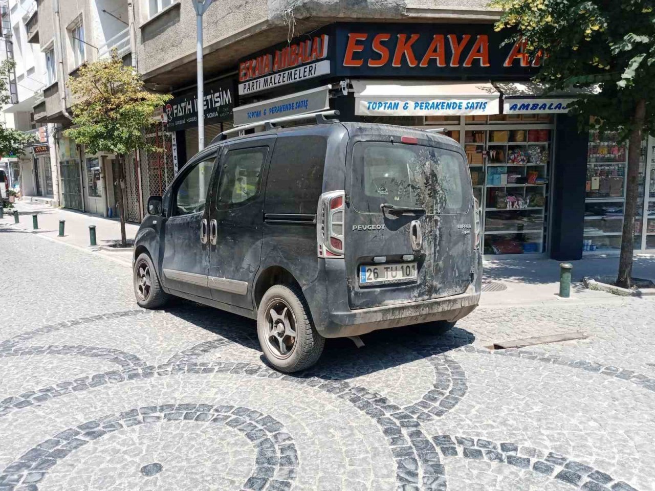 Boş buldukları her yeri park alanına çevirdiler