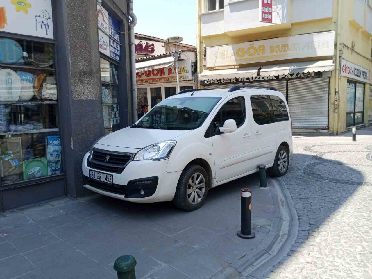 Boş buldukları her yeri park alanına çevirdiler