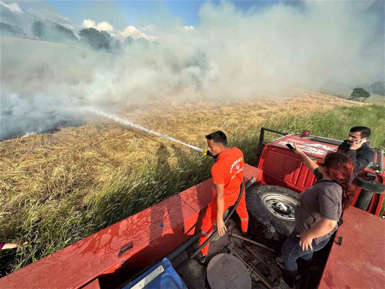 Gediz’de çıkan yangında 8 dekar buğday tarlası zarar gördü