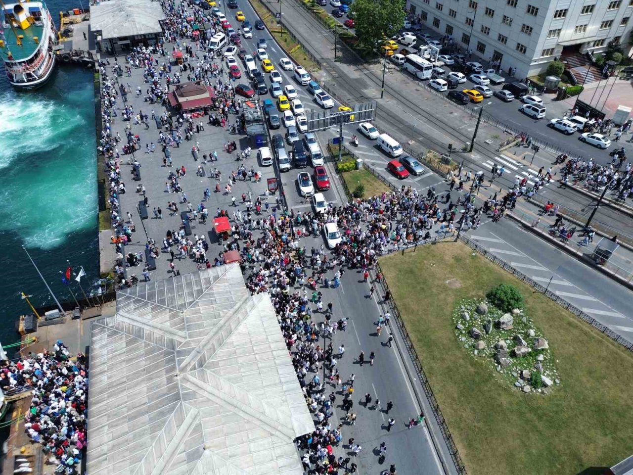Eminönü’nde bayram nedeniyle oluşan insan seli havadan görüntülendi