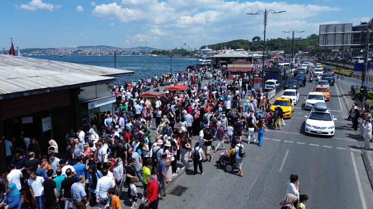 Eminönü’nde bayram nedeniyle oluşan insan seli havadan görüntülendi