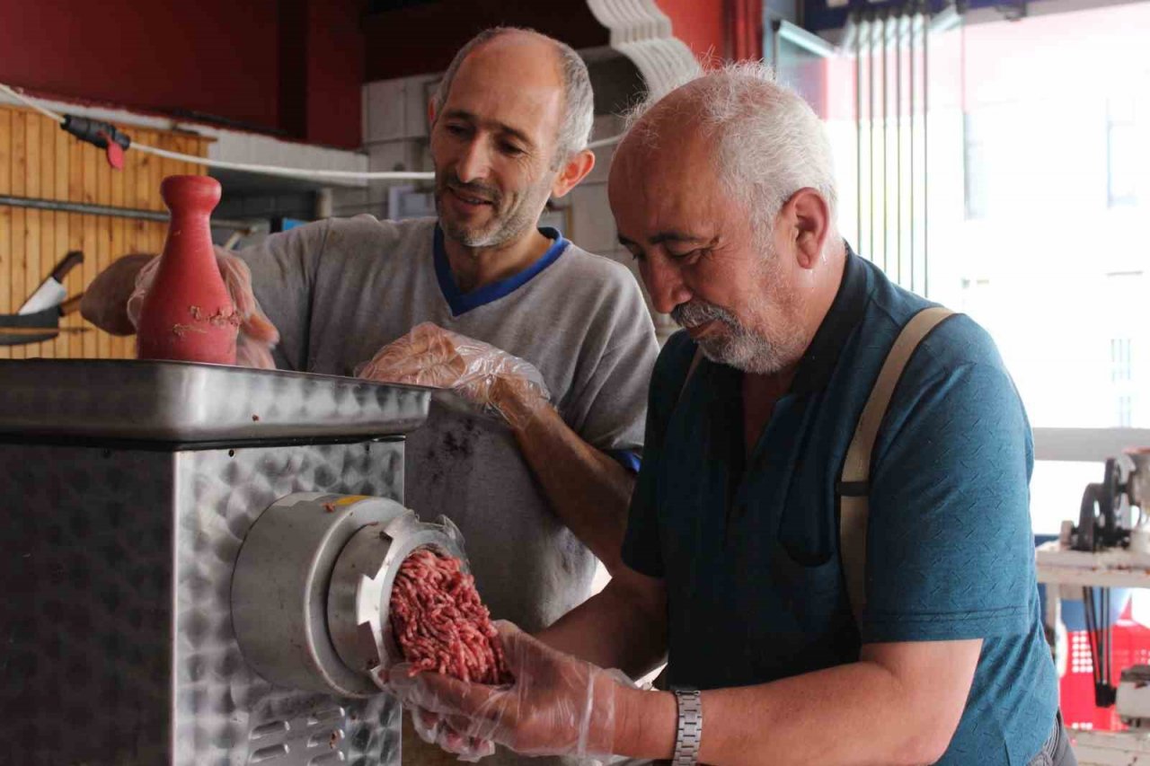 Kayseri’de kurban etleri sucuk oluyor