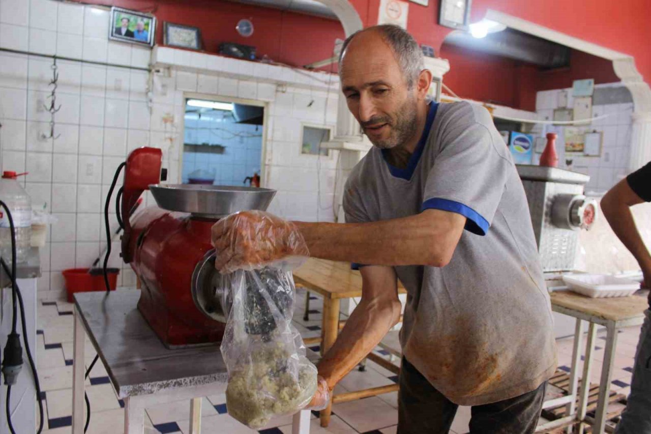 Kayseri’de kurban etleri sucuk oluyor