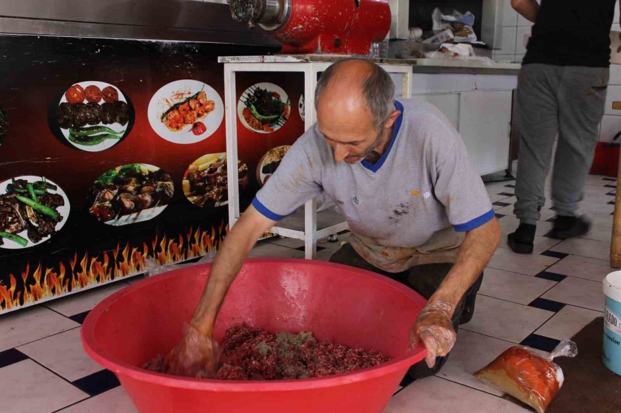 Kayseri’de kurban etleri sucuk oluyor