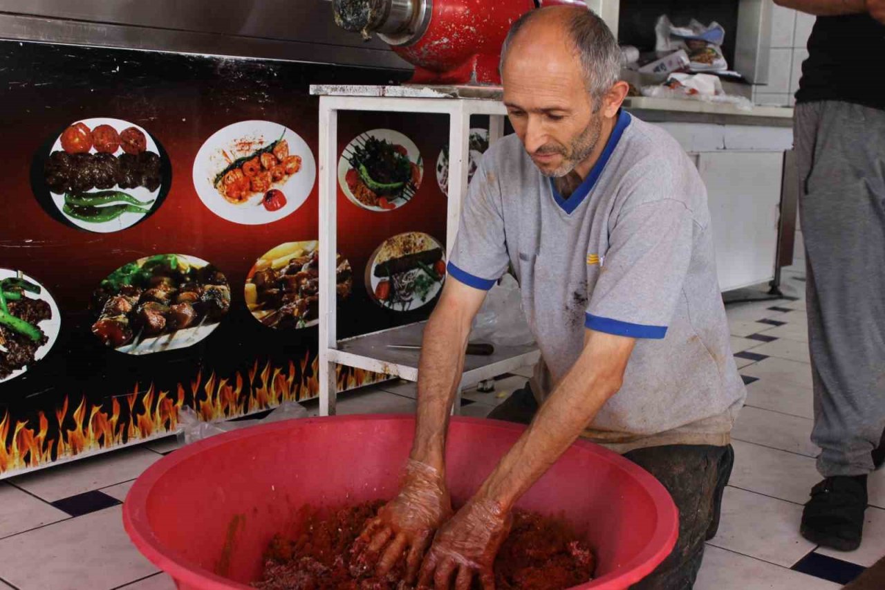 Kayseri’de kurban etleri sucuk oluyor