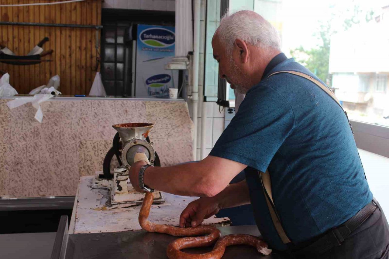 Kayseri’de kurban etleri sucuk oluyor