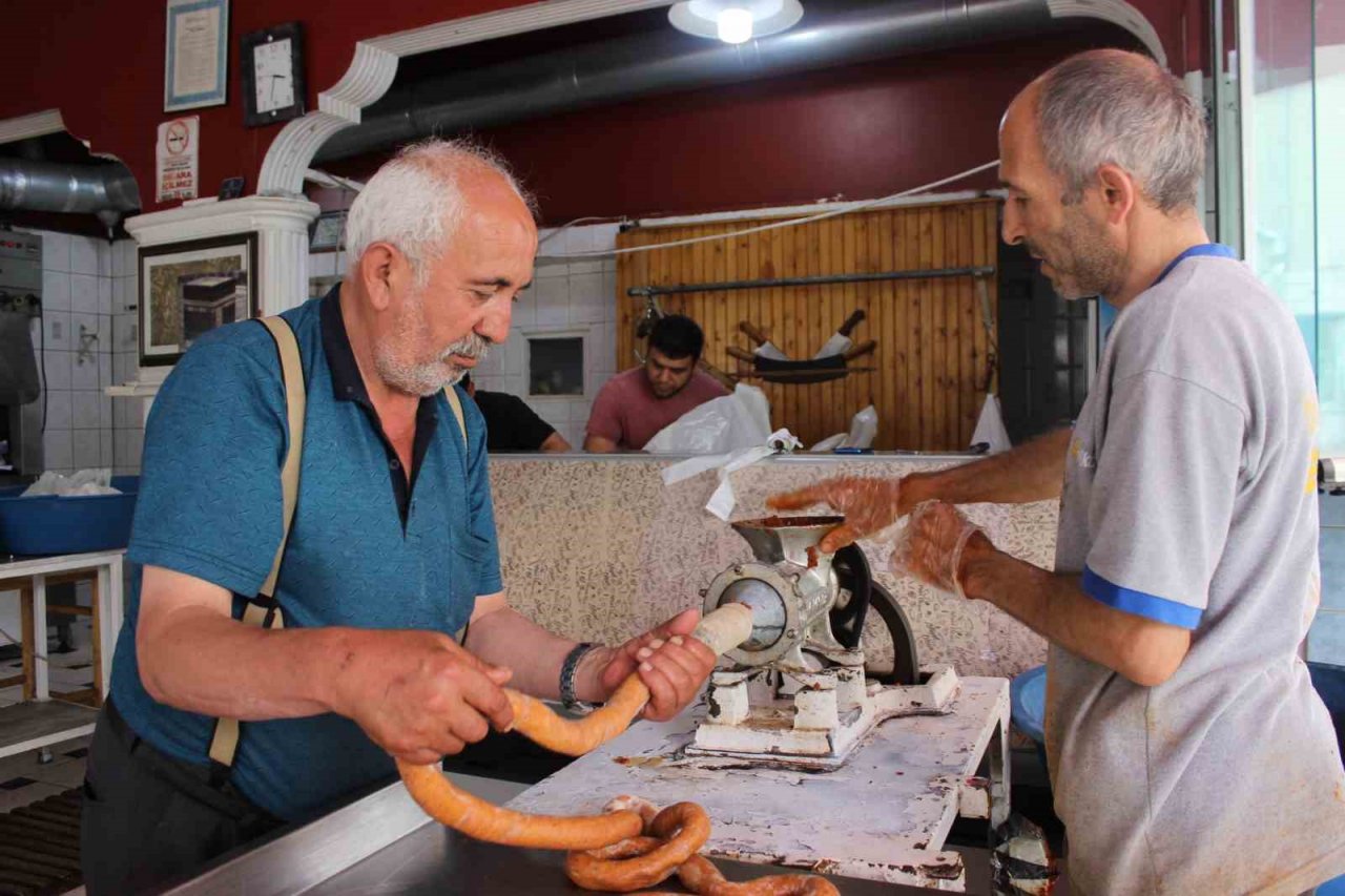 Kayseri’de kurban etleri sucuk oluyor