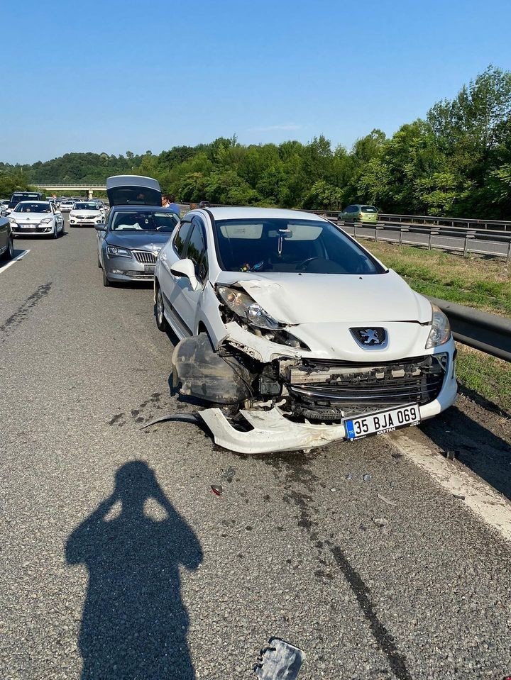 Düzce’de 7 aracın karıştığı zincirleme kaza kamerada