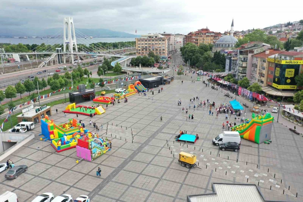 Çocuklar bayram şenliğinde eğleniyor