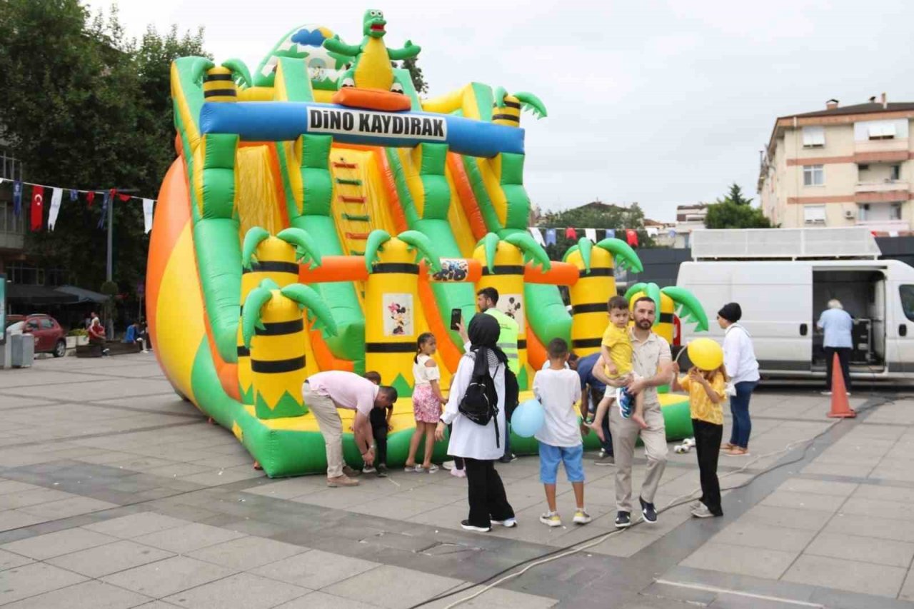 Çocuklar bayram şenliğinde eğleniyor